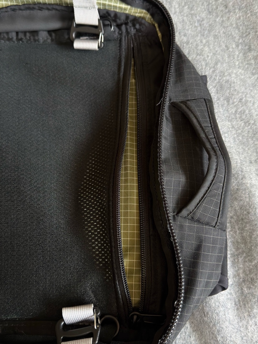 Tom Bihn Synik 30L Backpack — Black Halcyon - Picture 10 of 11
